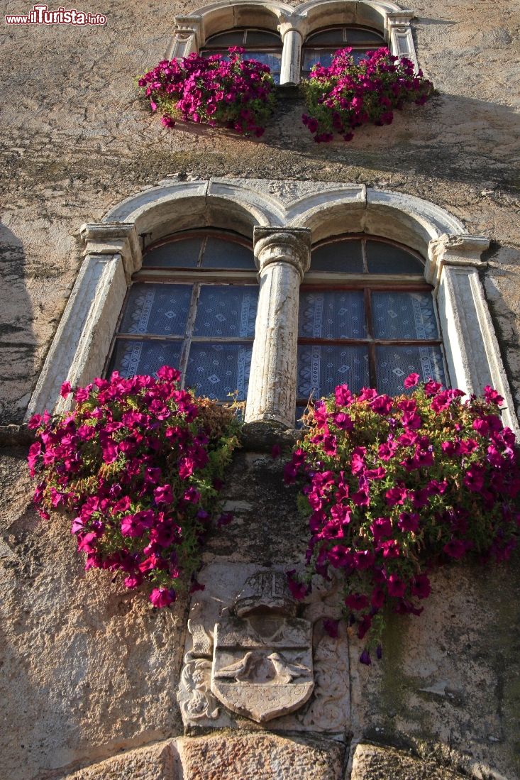 Immagine Particolare architettonico del borgo di Casez in Trentino - © apt Val di Non