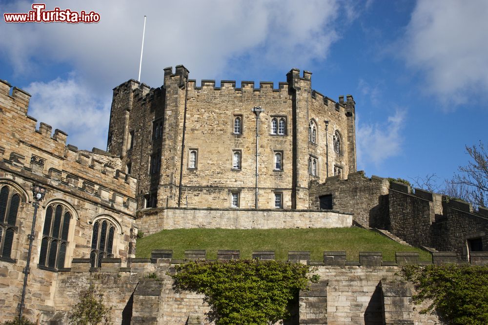 Immagine Particolare architettonico del castello di Durham, Inghilterra, con le merlature.