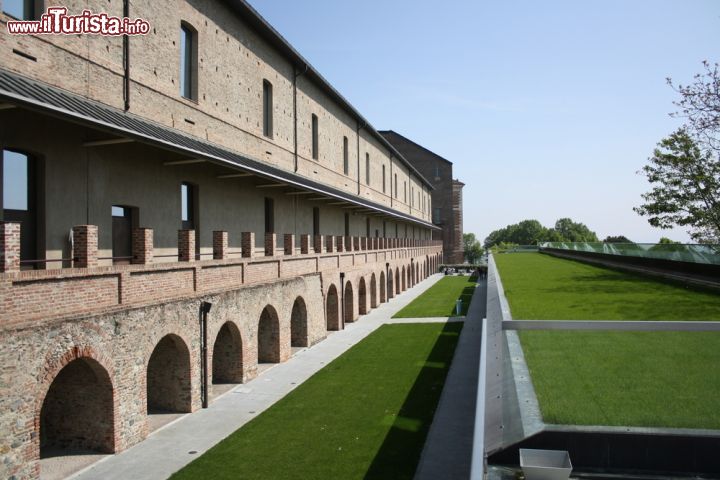 Immagine Un particolare architettonico del grande Castello di Rivoli, un Patrimonio UNESCO alle porte di Torino - © Pix4Pix / Shutterstock.com