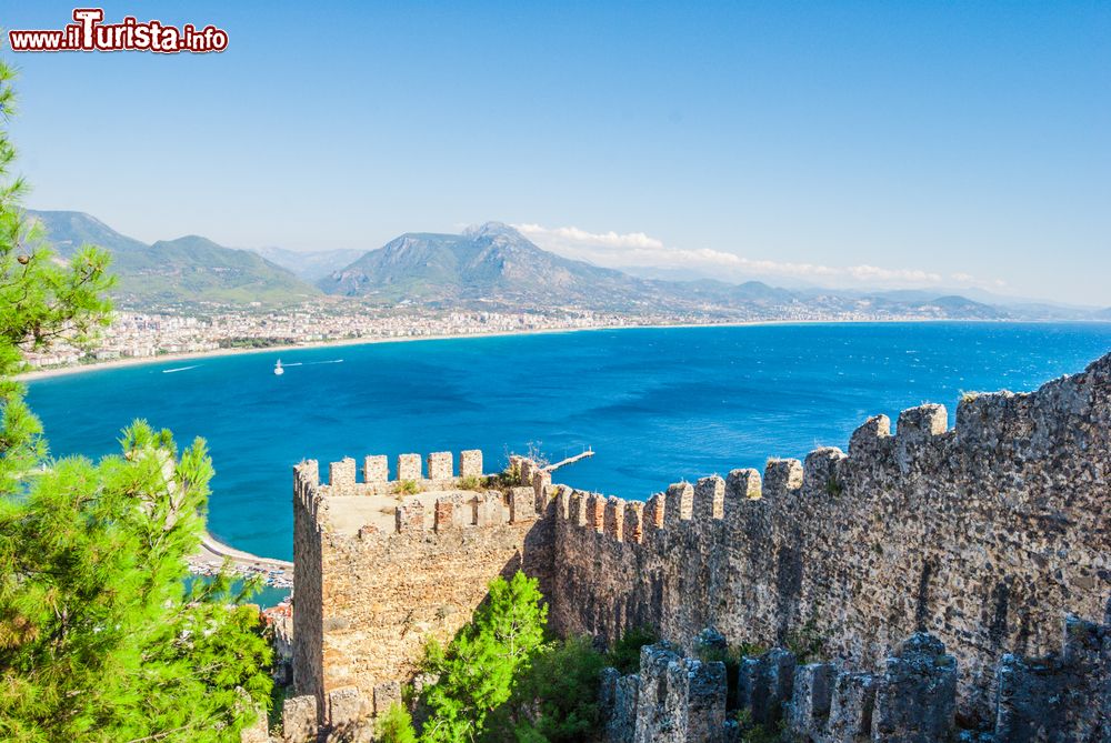 Immagine Particolare architettonico del castello turco di Alanya nei pressi di Antalya. Da qui si gode una vista suggestiva sull'area circostante.