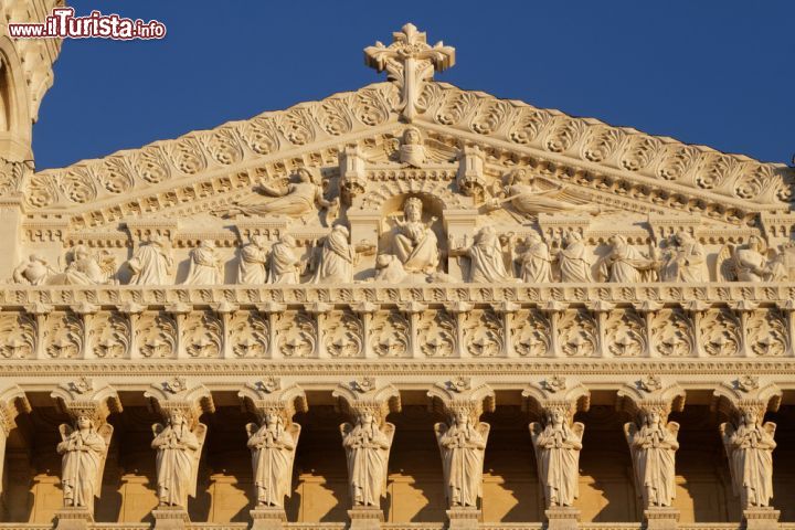 Immagine Particolare architettonico della basilica di Fourviere a Lione, Francia. Fu progettata da Pierre Bossan in stile bizantino e romanico, due modelli non gotici insoliti come scelta per quel periodo - © Pierre Jean Durieu / Shutterstock.com