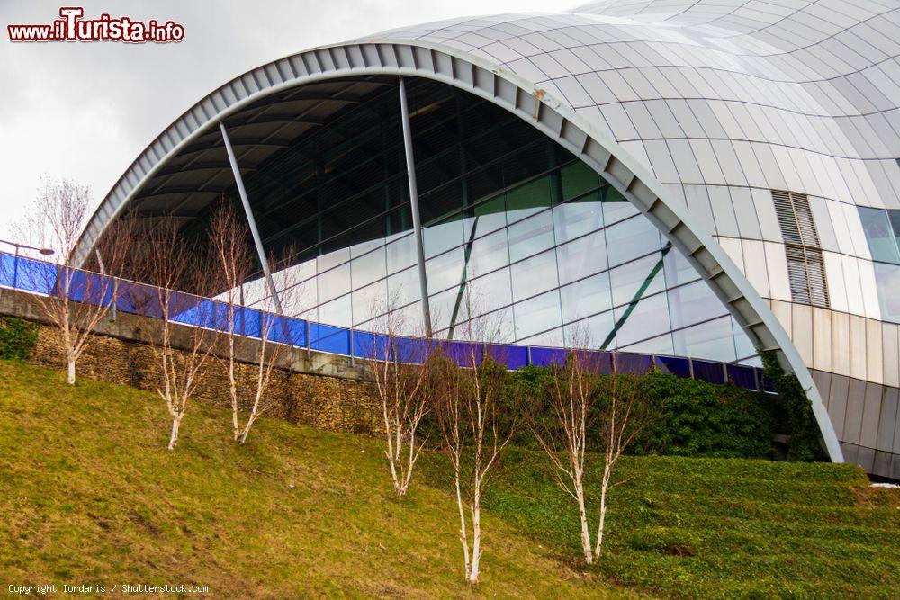 Immagine Particolare architettonico della Sage Gateshead, Newcastle upon Tyne, Inghilterra. Questo moderno edificio è un famoso centro per concerti situato sulla sponda sud del fiume Tyne. Inaugurata nel 2004, la costruzione è in vetro e acciaio inossidabile con una forma curva - © Iordanis / Shutterstock.com