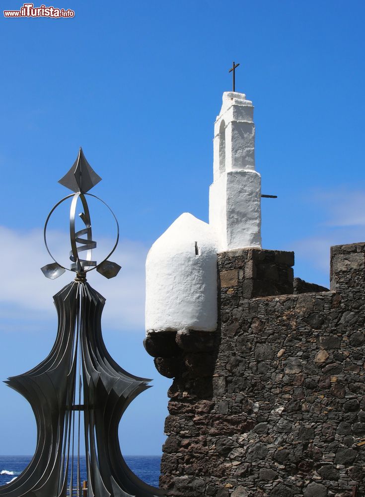 Immagine Particolare architettonico della torre bianca nella fortezza di Puerto de la Cruz, Tenerife, con il campanile della chiesa (Spagna).