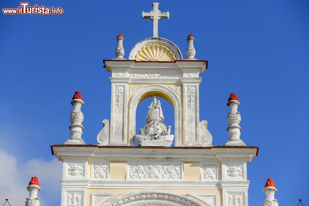 Immagine Particolare architettonico dell'iglesia de la Caridad nel parque Maceo a Sancti Spiritus, Cuba. Sorge in calle Cespedes Norte, tre isolati a nord della piazza principale di Sancti Spiritus.