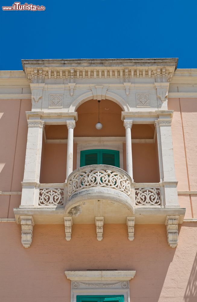 Immagine Particolare architettonico di Palazzo Latorre a Fasano, Puglia, Italia. L'elegante balcone con balaustra circolare di questo storico edificio di Fasano.
