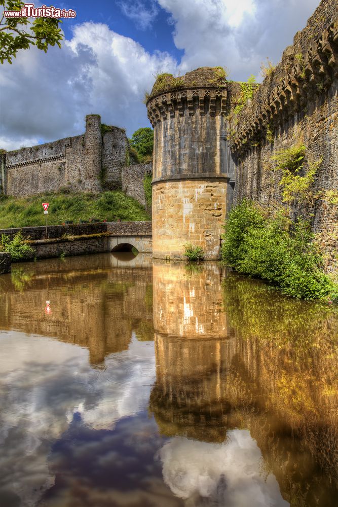 Immagine Particolare architettonico di un bastione del castello di Fougères, Bretagna.