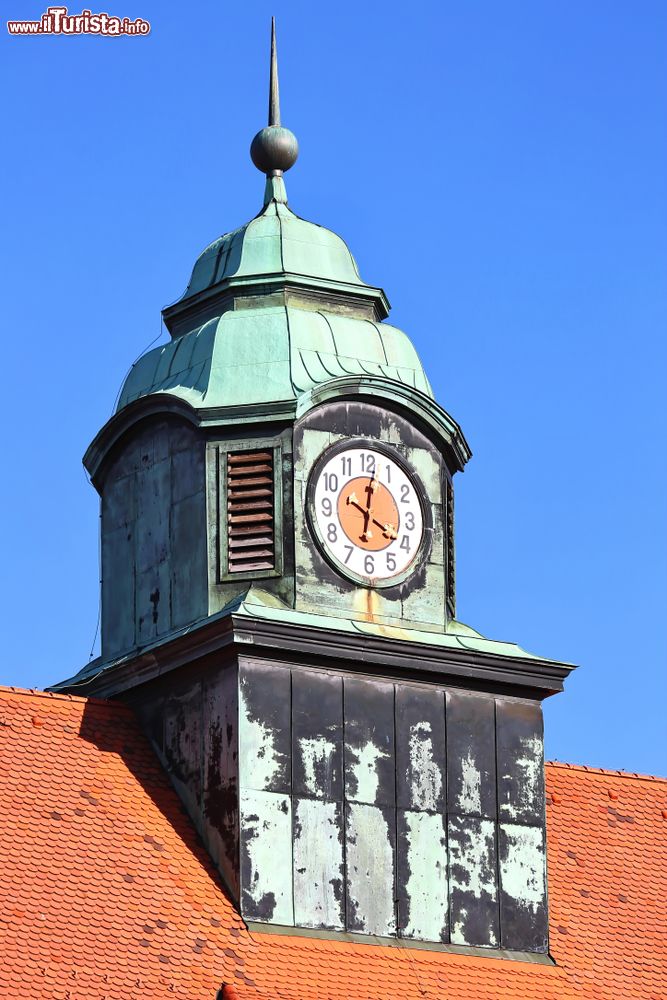 Immagine Particolare architettonico di un edificio con orologio nel centro di Kempten, una delle più antiche città della Germania.