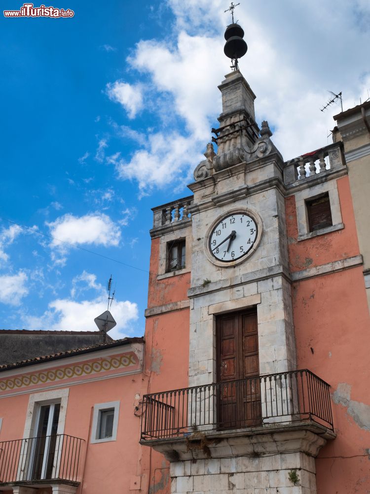 Immagine Particolare architettonico di un edificio storico in piazza della Libertà a Popoli, Abruzzo, con l'orologio.