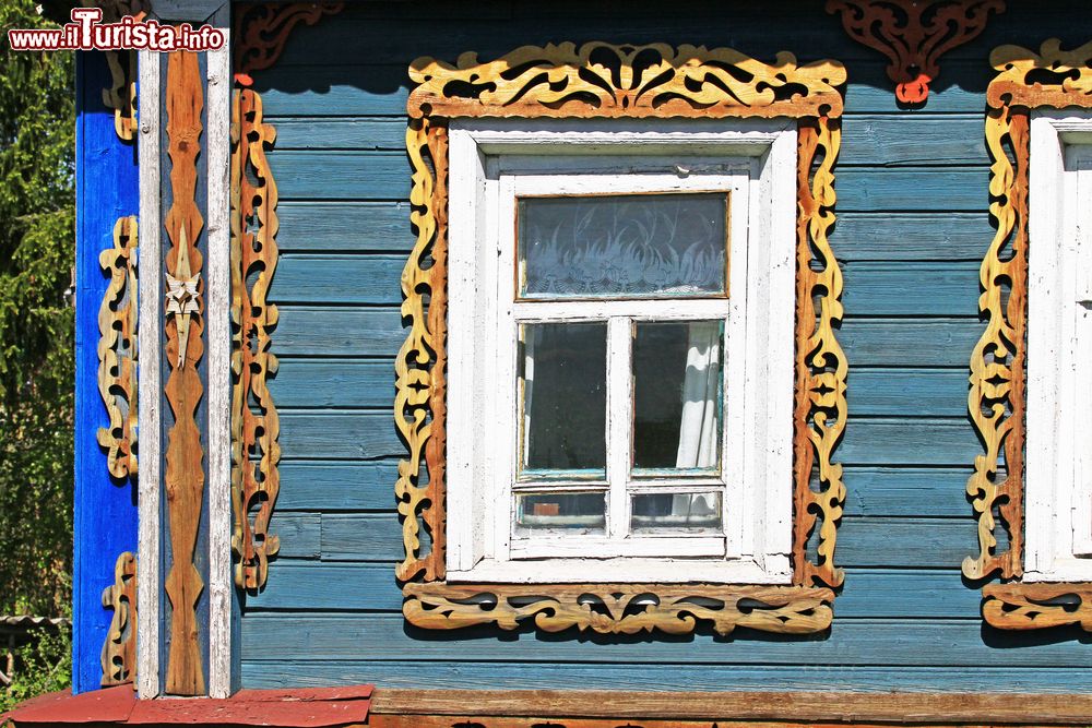 Immagine Particolare architettonico di una casa tradizionale nei pressi di Uglich, Russia. Costruita interamente con tavole di legno e tronchi d'albero, l'izba è la tipica fattoria russa edificata vicino alla strada e accanto ad una stalla, un fienile e un orto.