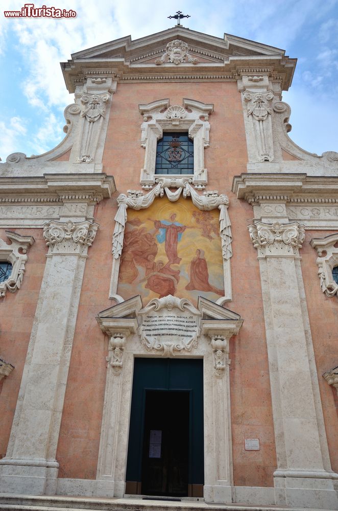 Immagine Particolare architettonico di una chiesa di Albissola Marina, Savona, Liguria. Si tratta della parrocchiale di Nostra Signora della Concordia nel centro storico del paese.