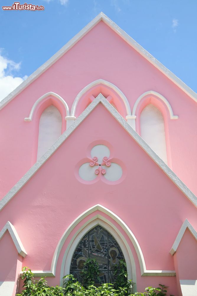 Immagine Il particolare architettonico di una chiesa di Hamilton, isola di Bermuda. Di particolare interesse è il rivestimento in stucco rosa.