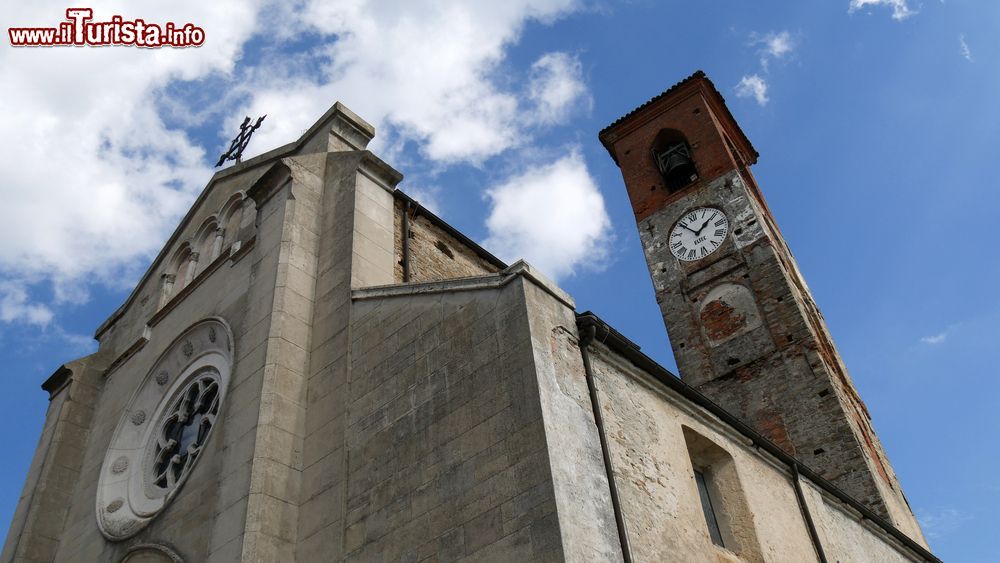 Immagine Particolare architettonico di una chiesa di Murazzano con la torre campanaria, Piemonte.