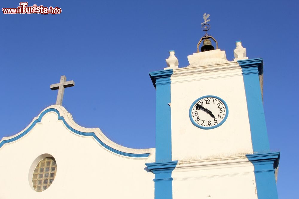 Immagine Particolare architettonico di una chiesa portoghese a Barcelos, Alentejo, Portogallo. In primo piano, la torre dell'orologio.