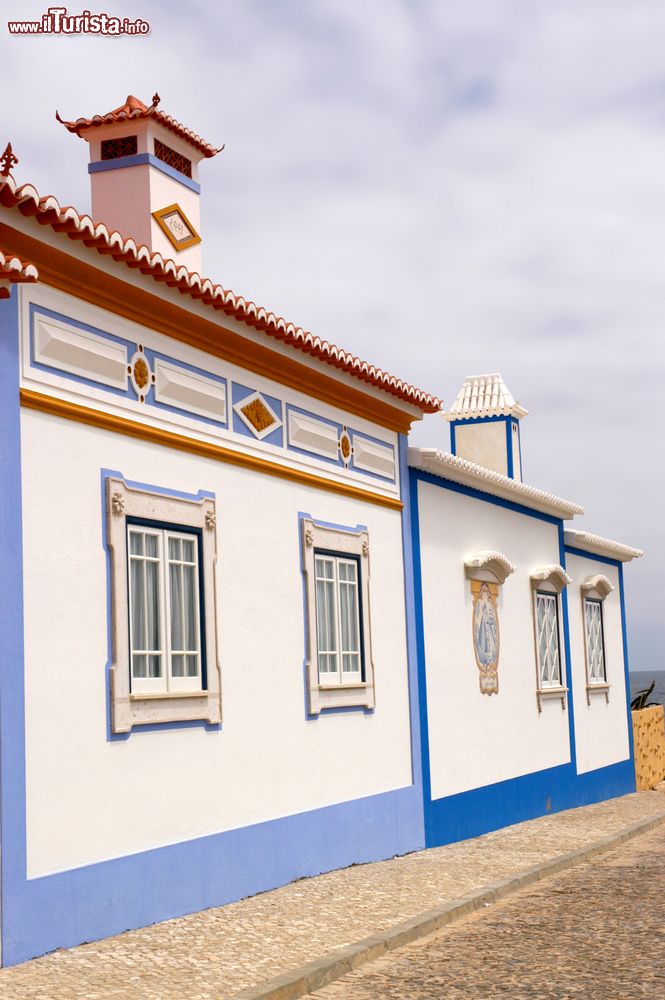 Immagine Particolare architettonico di una tipica casa di Ericeira, Portogallo.