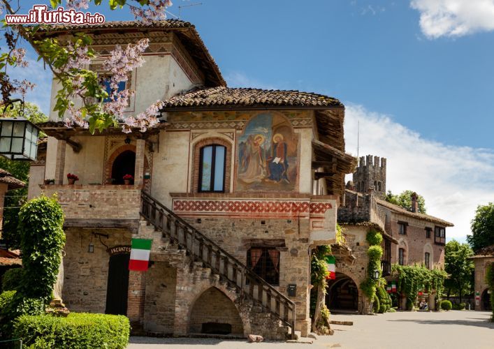 Immagine Particolare dell'architettura di Grazzano Visconti, Piacenza - Impronta medievale e decorazioni ad affresco per questa suggestiva abitazione del borgo emiliano © Kostenyukova Nataliya / Shutterstock.com