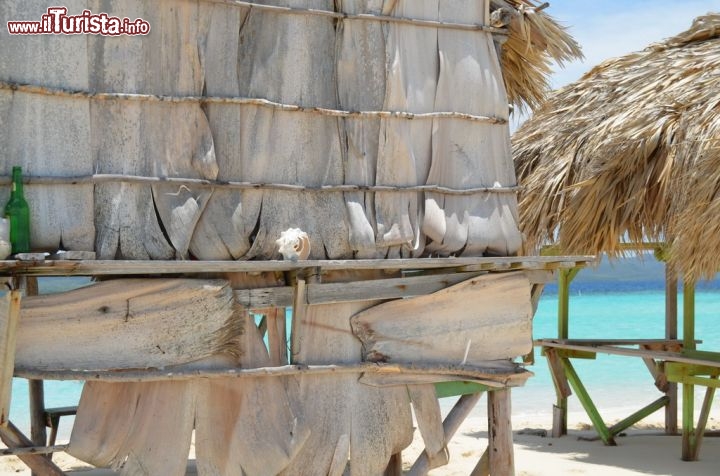 Immagine Particolare delle capanne che offrono riparo dal sole che splende a  Cayo Paraiso