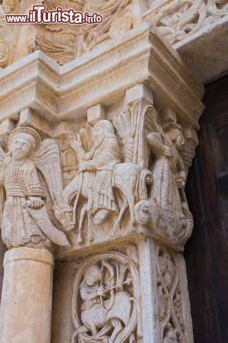 Immagine Un particolare di un capitello in pietra scolpita nell'Abbazia San Leonardo a Manfredonia - © Mi.Ti. / Shutterstock.com
