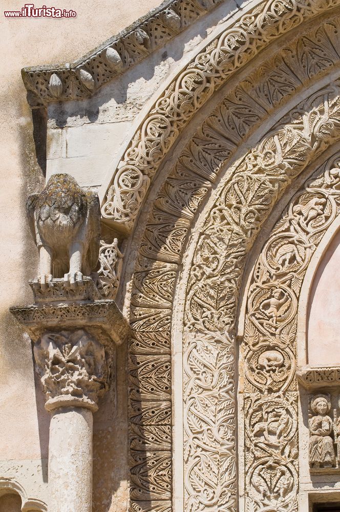 Immagine Particolare decorativo della Basilica di Santa Caterina a Galatina, Puglia. La facciata è caratterizzata da un portale d'ingresso e da un finestrone, finemente decorati e intagliati, databili attorno al 1619.