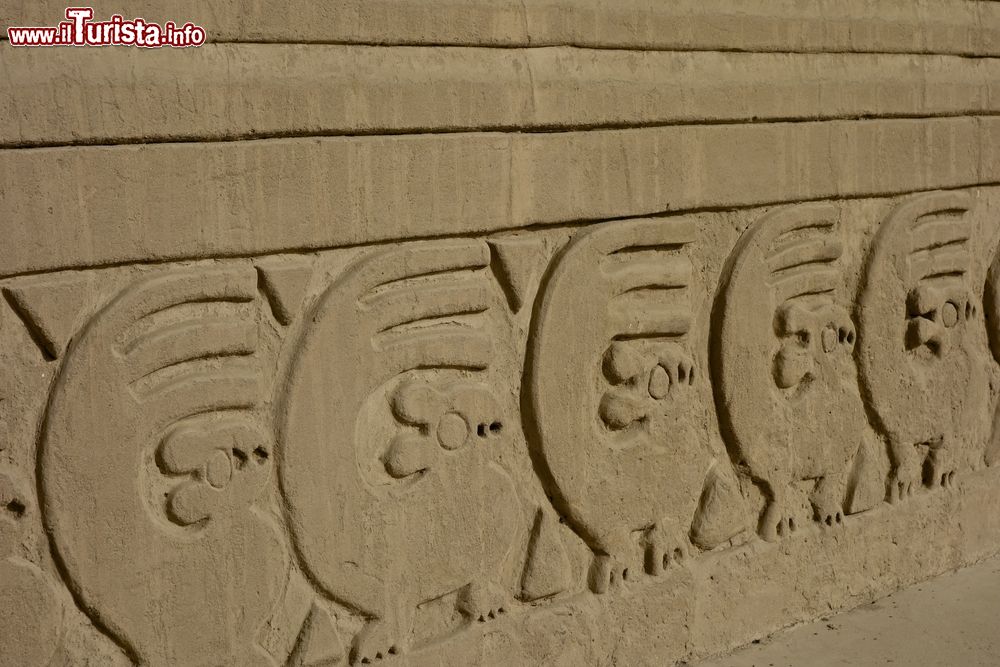 Immagine Particolare decorativo dell'area di Chan Chan vicino a Trujillo, provincia di La Libertad, Perù. Dal 1986 fa parte dell'elenco dei patrimoni dell'umanità dell'Unesco.