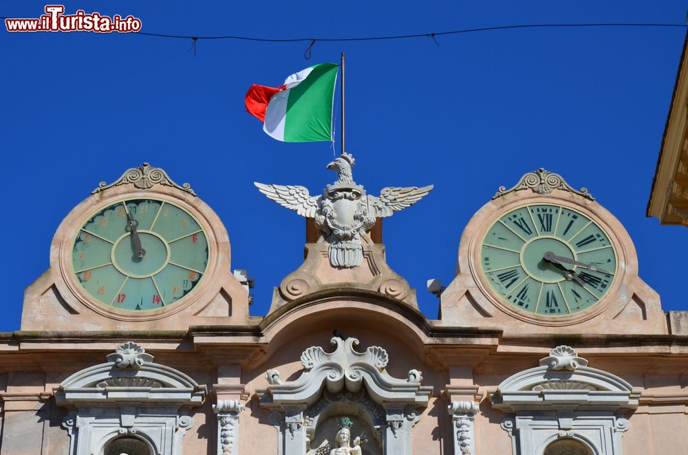 Immagine Particolare degli orologi del Municipio di Trapani in Sicilia