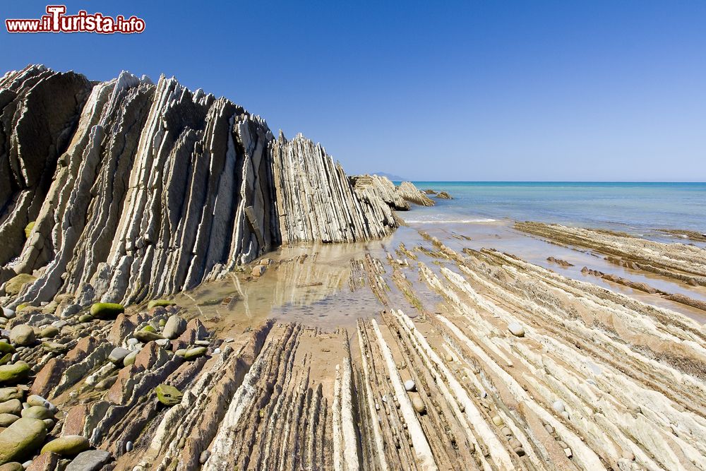 Immagine Particolare dei flysch sulla costa di Zumaia, Paesi Baschi, Spagna. I flysch sono considerati dei depositi orogenici che si accumulano in bacini all'interno di un orogeno, cioè l'area allungata della crosta terrestre. 