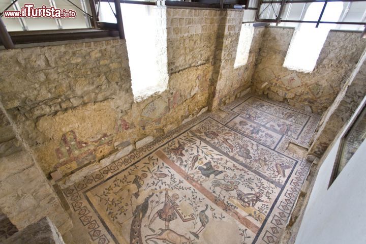 Immagine Un particolare dei mosaici di Villa Romana del Casale a Piazza Armerina, Sicilia. Ottimamente conservate le decorazioni museali rappresentano uno dei simboli di questa villa romana extraurbana - © lapas77 / Shutterstock.com