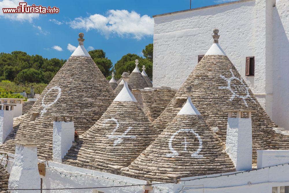 Immagine Particolare dei tetti conici dei trulli di Alberobello, Puglia. Patrimonio mondiale dell'Umanità dal 1996, queste costruzioni fatte di pietra a secco erano un tempo ricoveri temporanei delle campagne oppure abitazioni permanenti destinate agli agricoltori. Sui tetti si contano circa 200 simboli differenti.