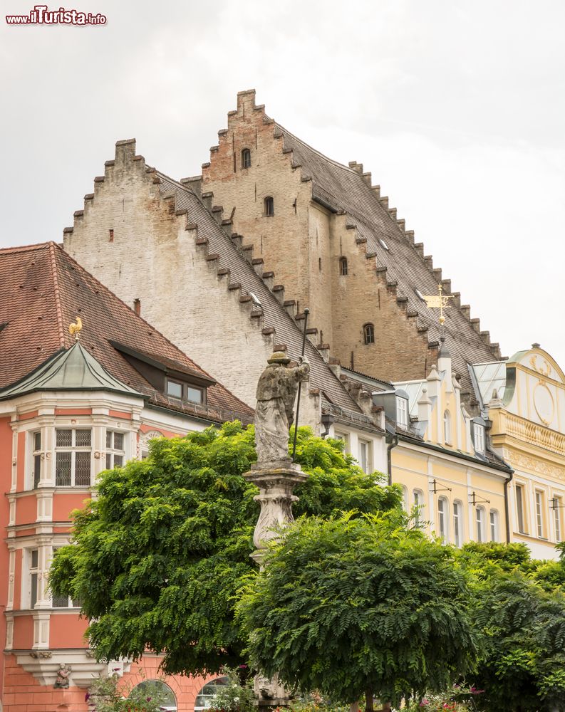 Immagine Particolare dei tetti di edifici storici nel centro di Straubing, Germania.