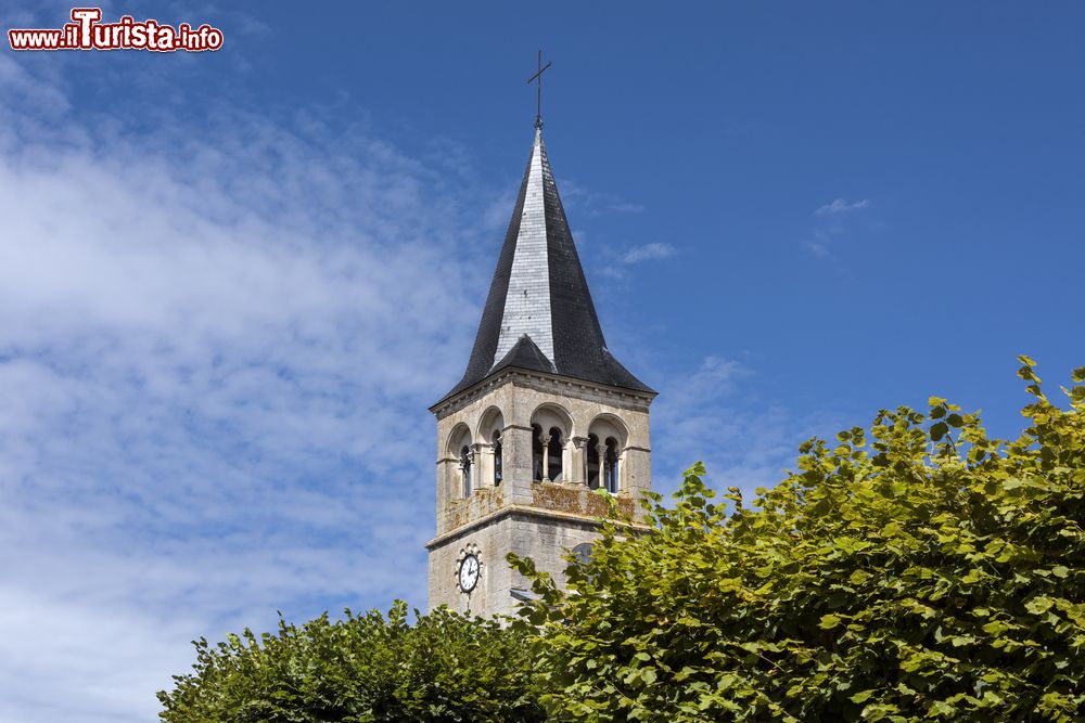 Immagine Particolare del campanile con orologio nella città di Cormatin, Francia.