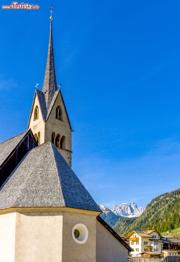 Immagine Particolare del campanile di una chiesa nel centro di Pozza di Fassa, Trentino Alto Adige.