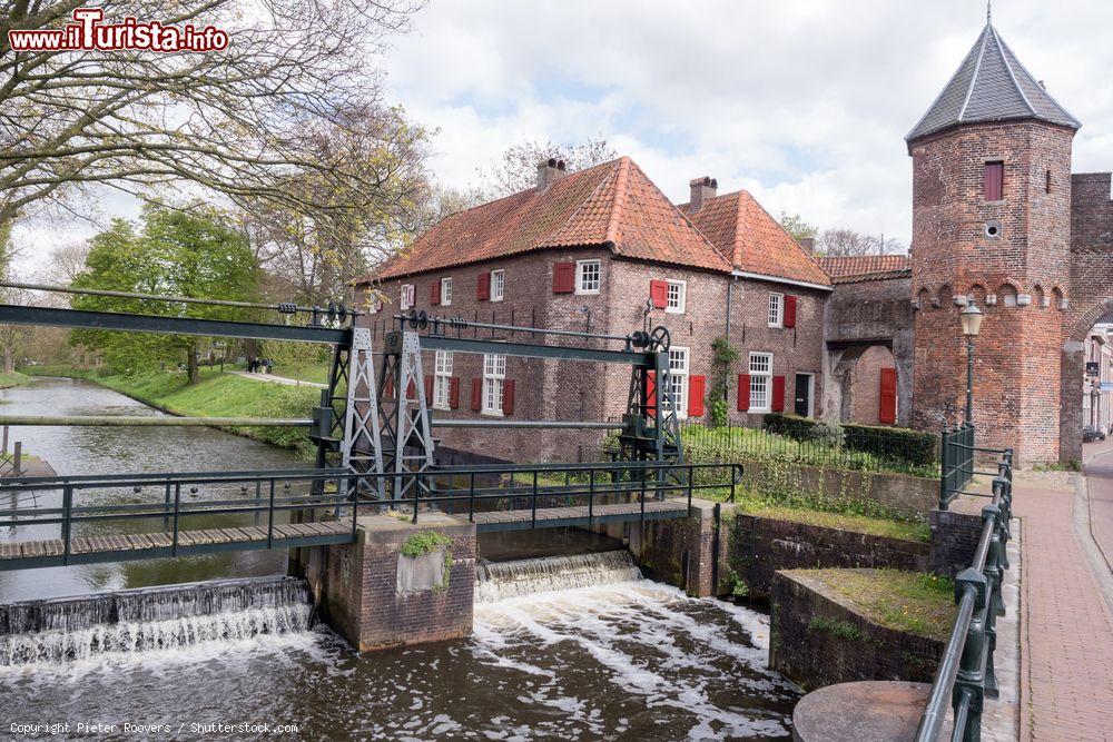 Immagine Un particolare del canale presso la porta medievale Koppelpoort di Amersfoort, costruita nel XV secolo - © Pieter Roovers / Shutterstock.com