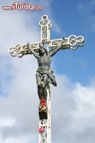 Immagine Particolare del crocefisso di Gesù a Curepipe, Mauritius. Il crocefisso di un edificio religioso nella città di Curepipe, a sud di Port Louis  - © Lim Yong Hian / Shutterstock.com