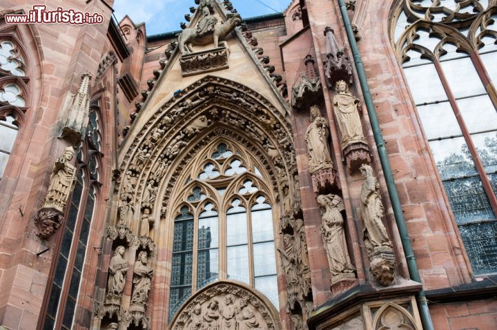 Immagine Un particolare del Duomo di Worms, in Germania. L'edificio, nato in origine con uno stile tardo-romanico nel XII secolo, è stato modificato in seguito con l'aggiunta di elementi tipicamente gotici - foto © Valentyn Hontovyy / Shutterstock.com