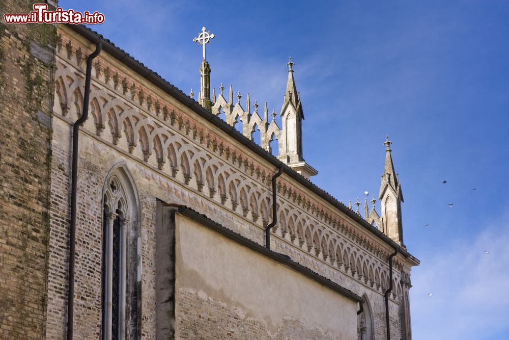 Immagine Particolare del fianco del Duomo di San Marco a Valvasone