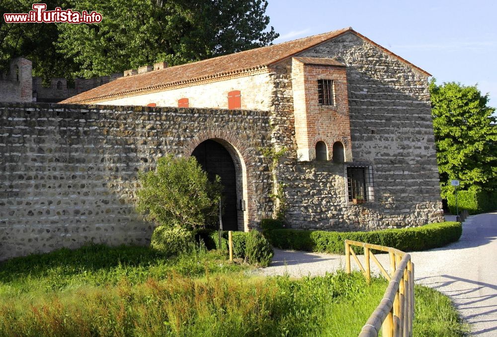 Immagine Particolare del forte medievale di San Martino della Vaneza, comune sparso di Cervarese Santa Croce, Colli Euganei (Veneto)