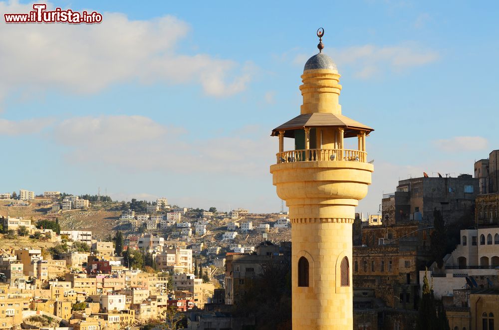 Immagine Particolare del minareto della città di Al-Salt, Giordania. Come molti altri edifici storici, è stato costruito con pietra gialla proveniente da cave situate poco fuori la città.