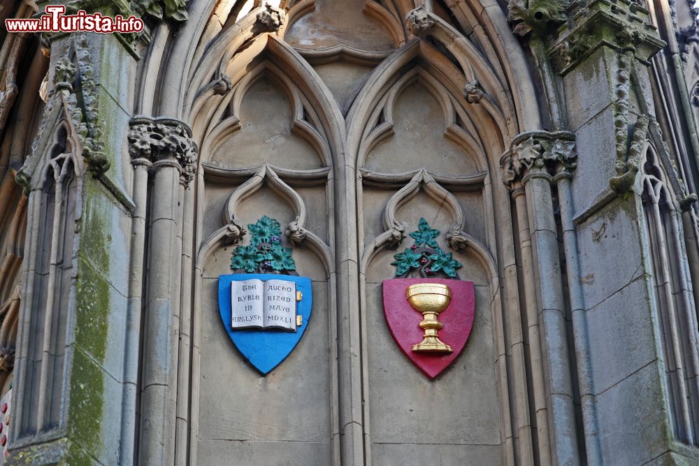 Immagine Particolare del monumento ai Martiri in viale St. Giles a Oxford (Inghilterra) costruito nel 1838 in memoria dei vescovi protestanti del XVI° secolo. In uno stemma è raffigurata la bibbia di Cranmer, nell'altro una coppa.