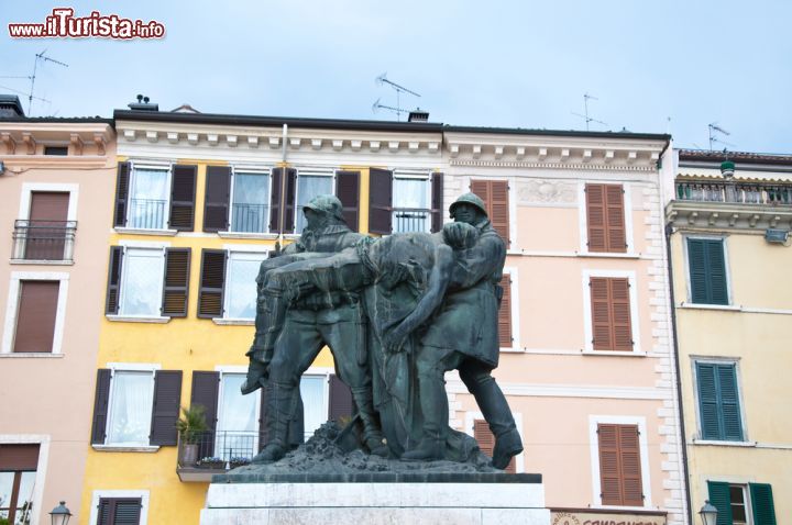 Immagine Particolare del monumento di Piazza della Vittoria a Salò, Lombardia. Un dettaglio della statua bronzea che sorge nella centralissima Piazza della Vittoria a Salò - © giovanni boscherino / Shutterstock.com