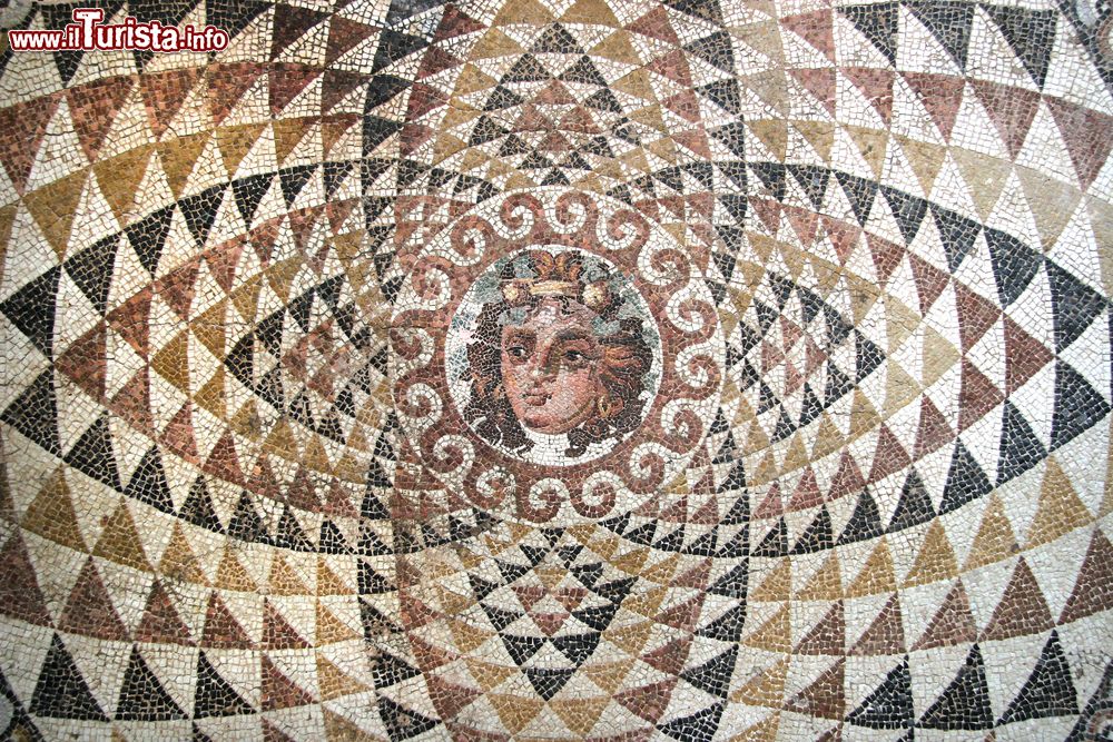 Immagine Particolare del mosaico di Dioniso con frutta e edera nei capelli della divinità, Corinto, Grecia: faceva parte della decorazione di una villa romana della seconda metà del II° a.C.