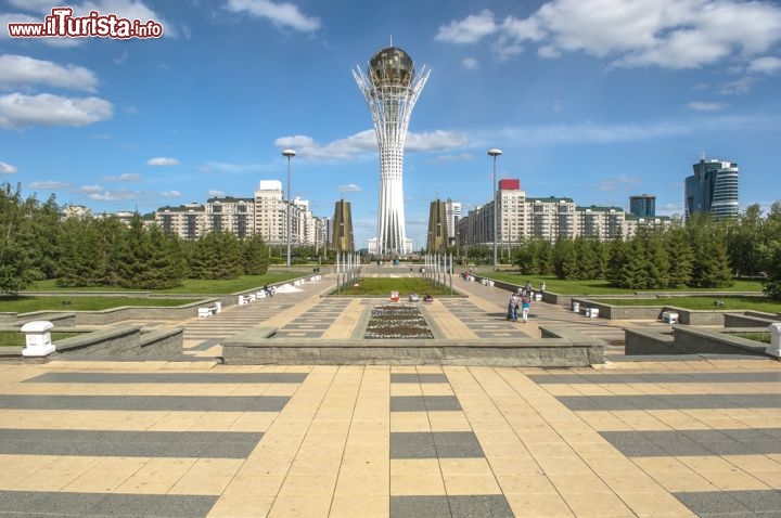 Immagine Particolare del Palazzo KazMunayGas, Astana - Ad unire i due edifici che compongono l'imponente complesso della compagnia kazaka KazMunayGas che gestisce lo sfruttamento di petrolio e gas naturale del paese è un grande arco (qui ritratto in un dettaglio architettonico) che si innalza alla fine del viale di fronte al palazzo presidenziale © freedarst / Shutterstock.com