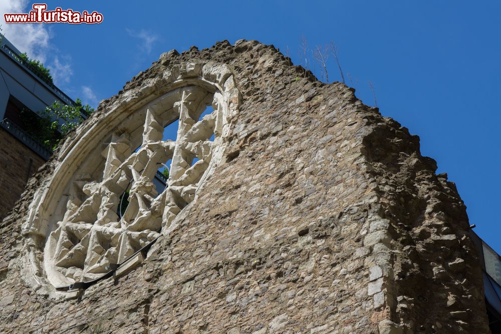 Immagine Un particolare del Palazzo Winchester, Londra, Inghilterra. Situato sulla riva sud del Tamigi, in quello che oggi è il quartiere di Southwark, questo edificio fu utilizzato come residenza dei vescovi di Winchester quando questi si trovavano nella capitale.