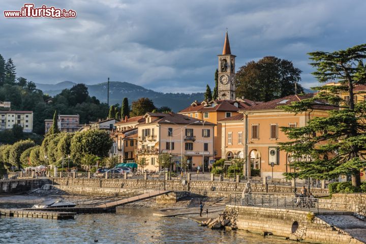 Immagine Particolare del porto di Laveno Mombello, Lombardia. Il calar del sole rende ancora più suggestiva l'atmosfera che si respira al porto di Laveno Mombello - © Vinicio Tullio / Shutterstock.com