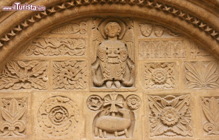 Immagine Il particolare del portone della chiesa di St.Michel a Salon-de-Provence, una delle più belle della cittadina provenzale - foto © sigurcamp / Shutterstock.com
