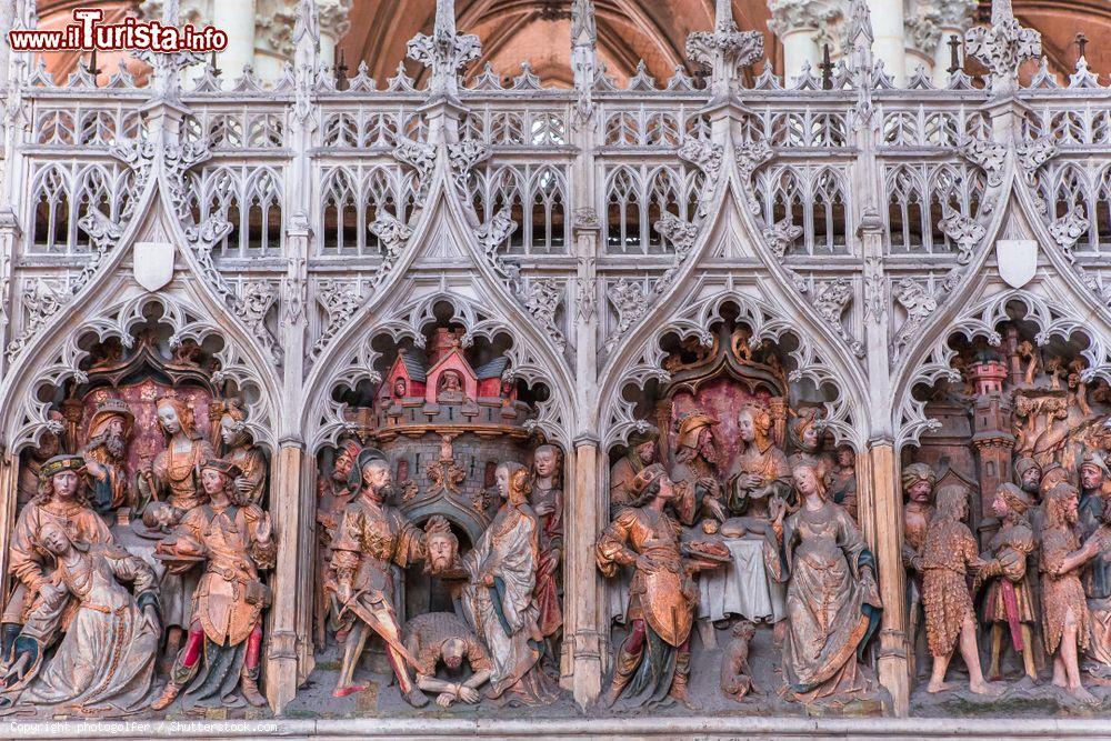 Immagine Particolare del recinto marmoreo della cattedrale di Amiens, Francia. Gli episodi religiosi scolpiti sulla recinzione attorno al coro rappresentano la vita dei santi attraverso un elaborato intreccio di scene - © photogolfer / Shutterstock.com