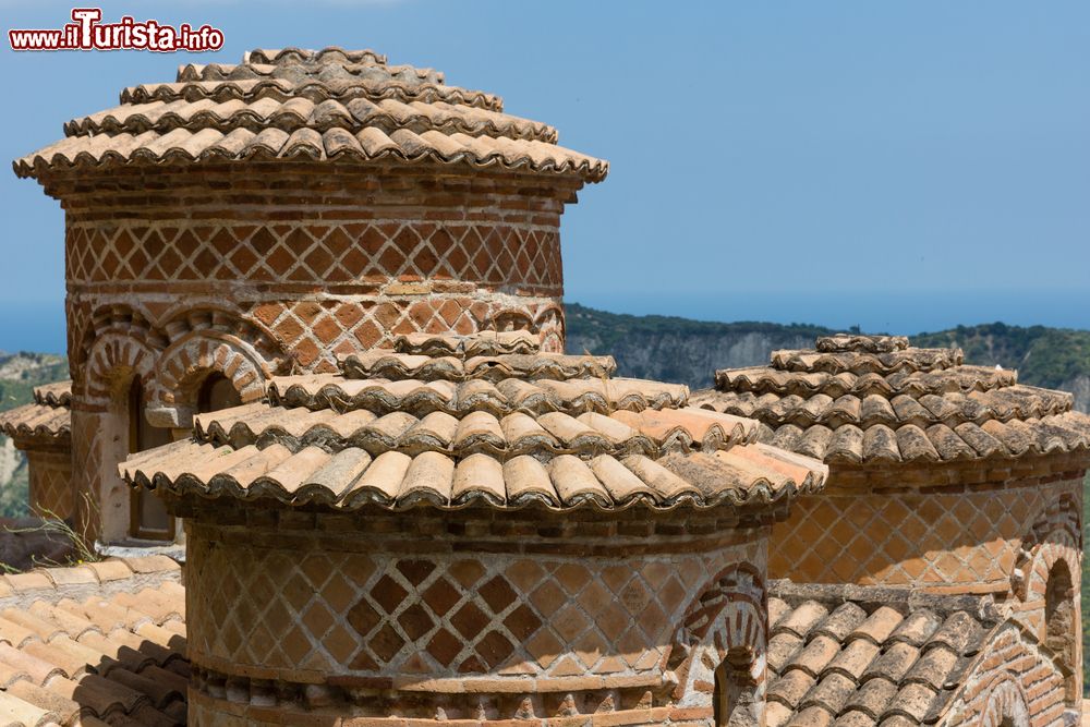 Immagine Particolare del tetto delle cupole bizantine della Cattolica di Stilo