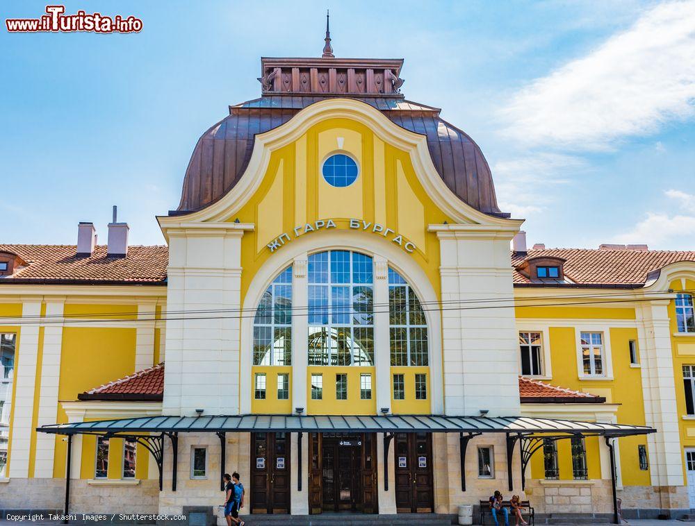Immagine Particolare dell'edificio che ospita la stazione centrale di Burgas in Bulgaria - © Takashi Images / Shutterstock.com
