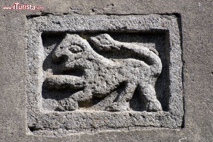 Immagine Un particolare della facciata in pietra della chiesa di Abbazia San Salvatore, il nucleo originario del borgo di Abbadia San Salvatore in Toscana - © Claudio Giovanni Colombo / Shutterstock.com