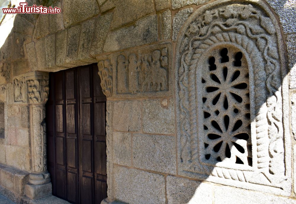 Immagine Particolare della cappella medievale di San Xes de Francelos a Ribadavia, Spagna.