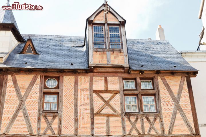 Immagine Particolare della Casa della Torre in Rue Saint-Aignan ad Angers, Francia. E' un bell'esempio di costruzione a graticcio con travi in legno sulla facciata - © 210317200 / Shutterstock.com