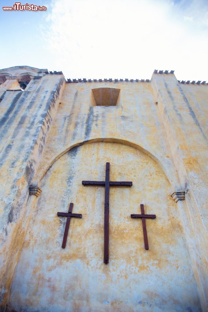 Immagine Particolare della chiesa del Rosario a Orosei, Sardegna: costruita nel XVII° secolo, conserva al suo interno due pregevoli statue in legno che raffigurano il Bambino Gesù e la Vergine Maria Assunta.